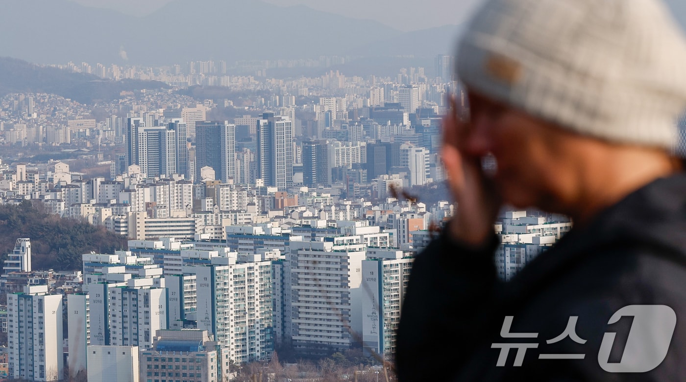 23일 서울 남산에서 바라본 도심 아파트 단지. 한국은행이 이날 발표한 '2026년 1월 소비자동향조사 결과'에 따르면 1년 뒤 집값 전망을 나타내는 주택가격전망CSI는 124로 4년 3개월 만에 가장 높은 수준을 나타냈다. 2026.1.23/뉴스1 ⓒ News1 안은나 기자