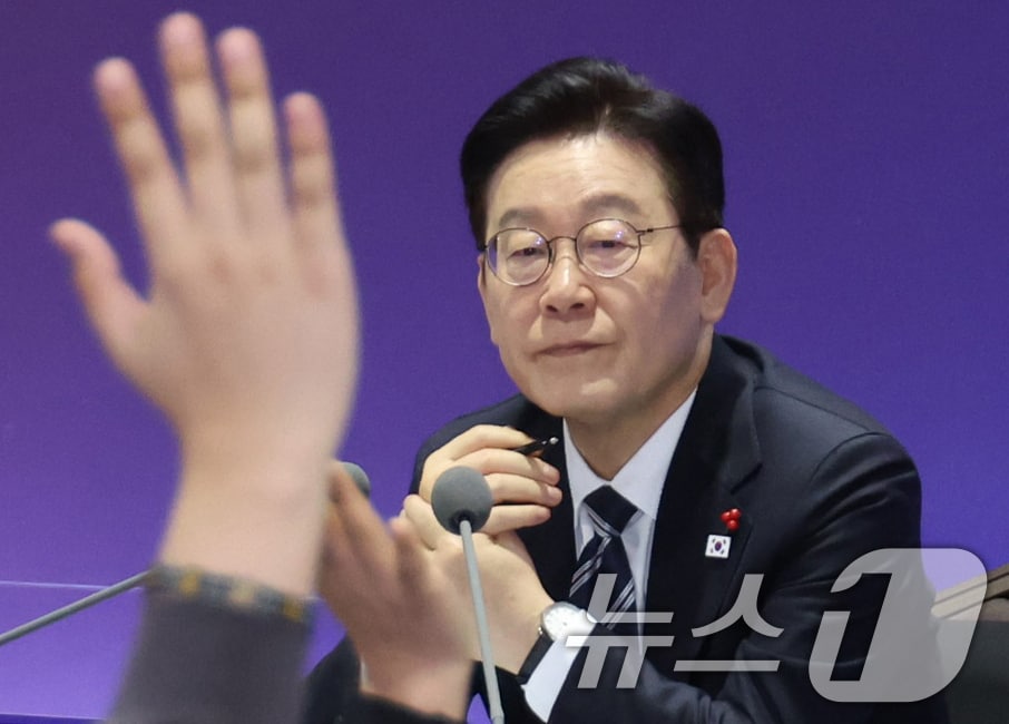 이재명 대통령이 23일 울산전시컨벤션센터에서 열린 '울산의 마음을 듣다‘ 타운홀 미팅에서 참석자를 바라보고 있다. 2026.1.23/뉴스1 ⓒ News1 허경 기자