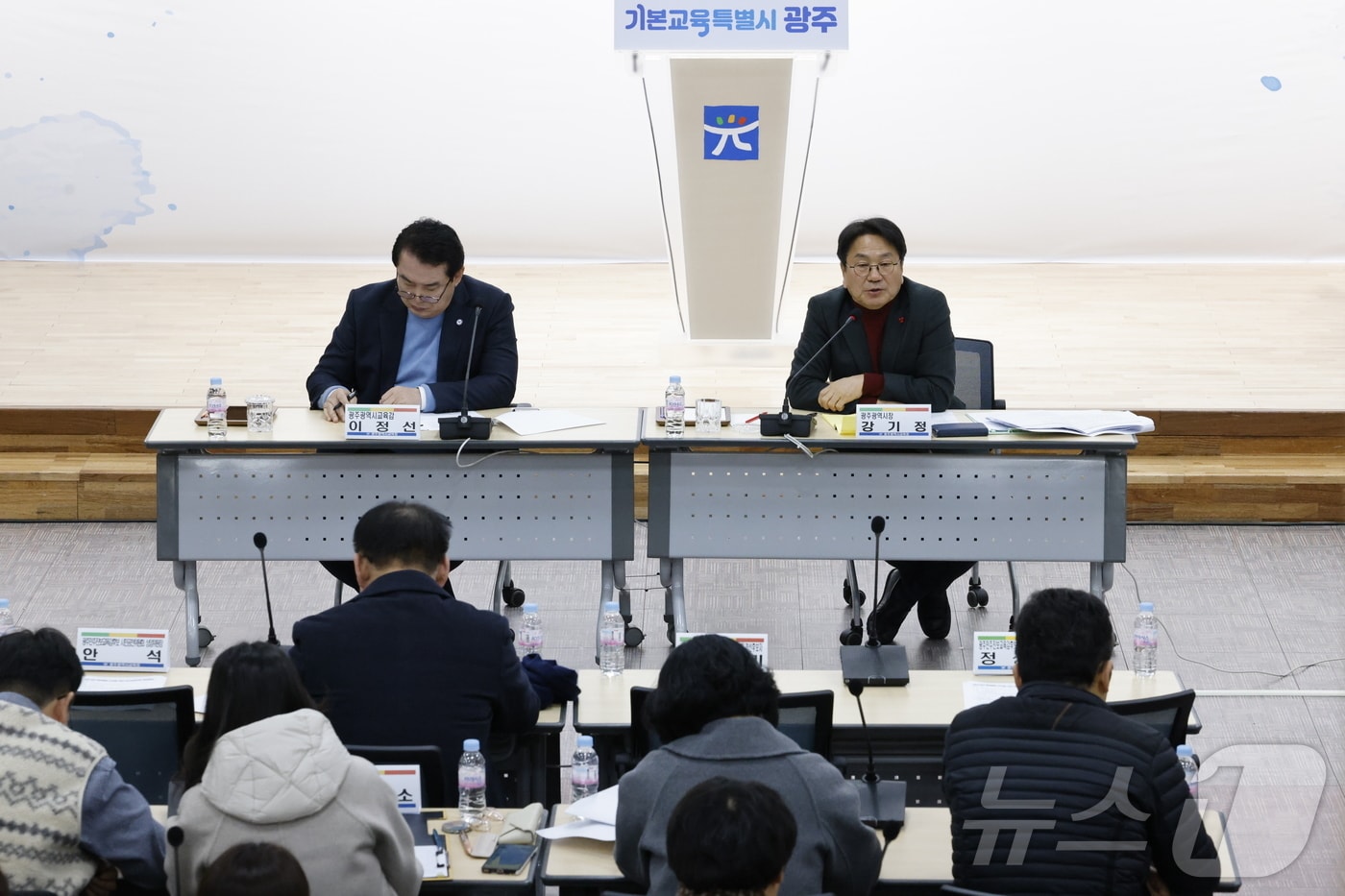광주·전남 행정통합 추진을 위한 광주교육가족 대토론회에서 이정선 광주교육감과 강기정 광주시장이 참가자들과 교육통합 관련 사안을 논의하고 있다.(광주시교육청 제공. 재배포 및 DB 금지)
