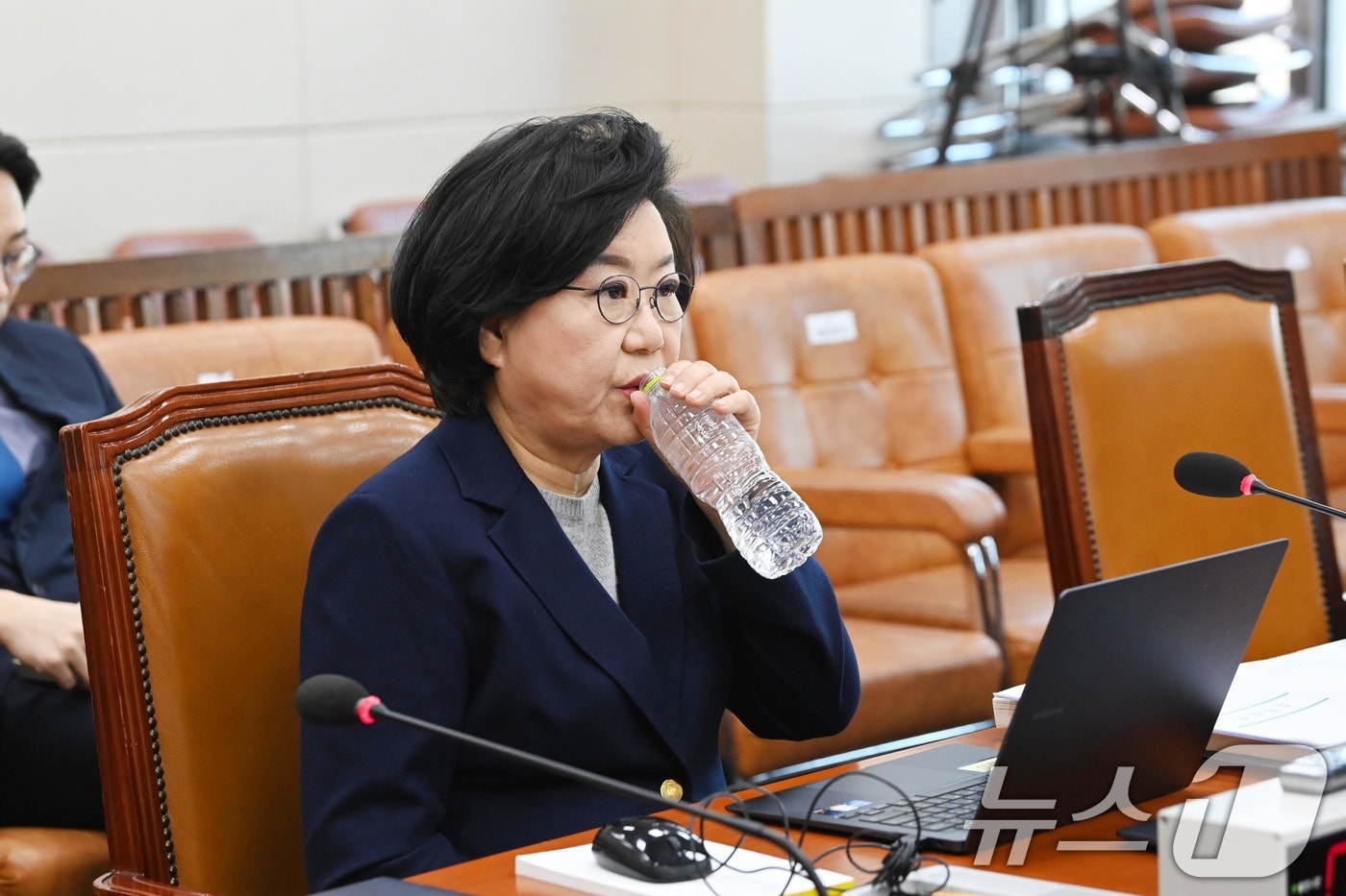 이혜훈 기획예산처 장관 후보자가 23일 서울 여의도 국회에서 열린 제431회국회(임시회) 재정경제기획위원회 인사청문회에 출석해 물을 마시고 있다. 2026.1.23/뉴스1 ⓒ News1 국회사진기자단