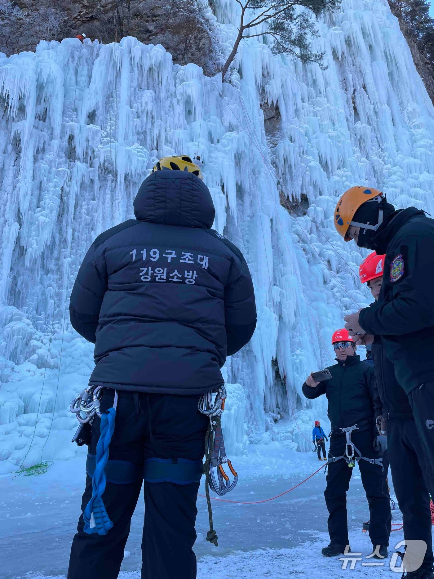 강원특별자치도 119특수대응단이 23일 원주 판대아이스파크에서 겨울철 빙벽 사고에 대비한 구조 훈련을 하고 있다.(도 특수대응단 제공, 재판매 및 DB금지)