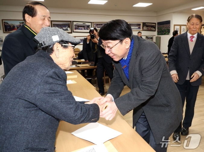우범기 전주시장이 23일 기령당을 찾아 노인들에게 안부인사를 건네고 애로사항 등을 청취했다. 기령당은 429년의 역사를 가진 대한민국에서 가장 오래된 경로당이다.(전주시 제공, 재판매 및 DB 금지)/뉴스1