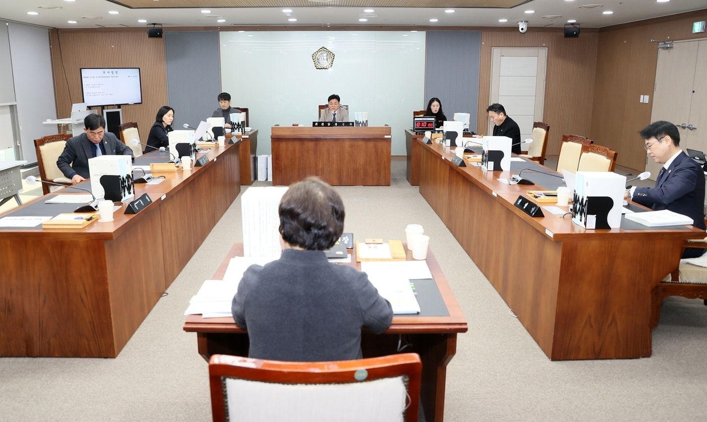 보건복지환경위원회가 363회 임시회 3차 회의에서 충남사회서비스원과 4개 의료원으로부터 주요 업무계획을 보고받고 있다.(충남도의회 제공. 재판매 및 DB금지)/뉴스1