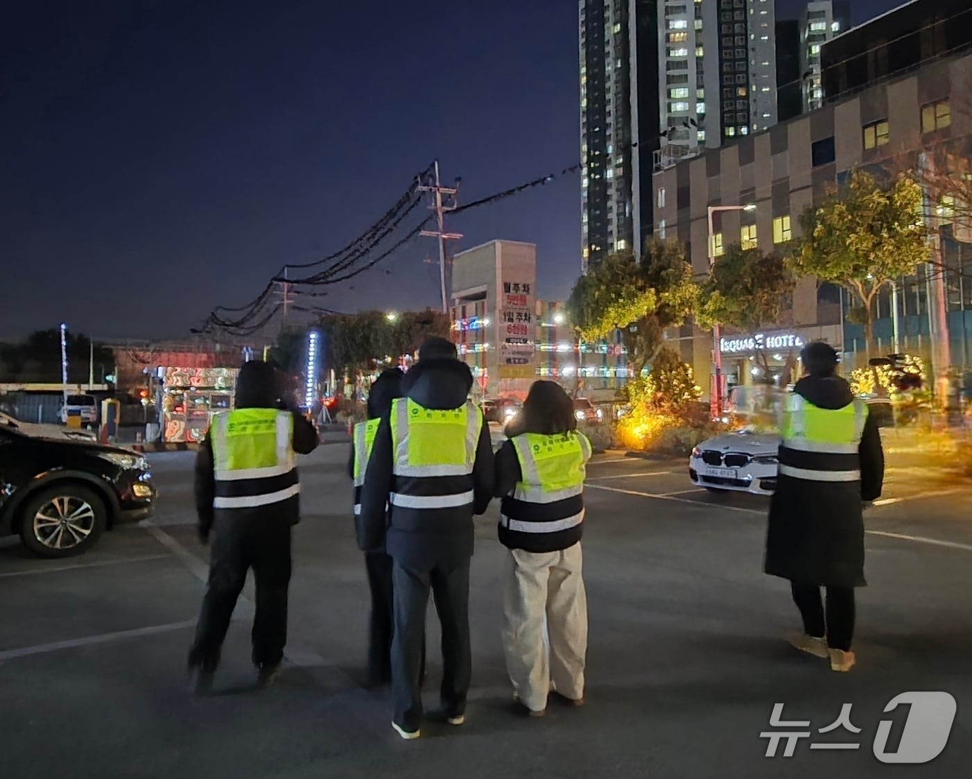 김해시 떼까마귀 퇴치반이 도심 전선에 앉아 있는 떼까마기에게 조류 퇴치용 레이저를 사용하고 있다.(김해시 제공. 재판매 및 DB금지)