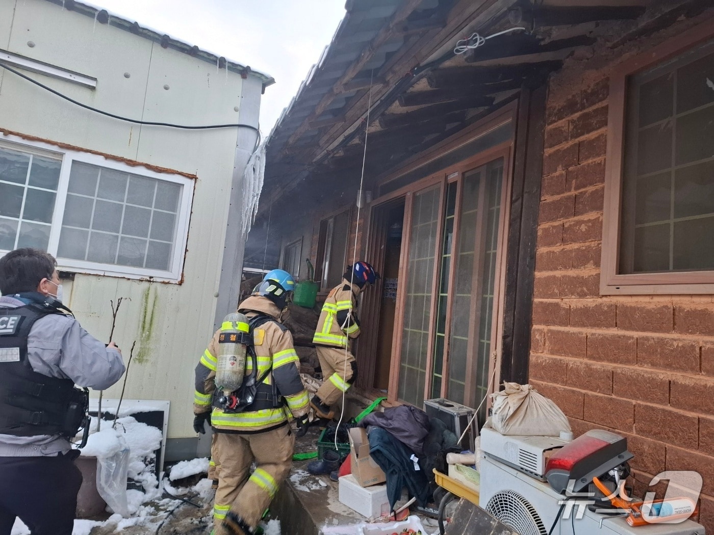 소방당국이 23일 오후 5시 13분쯤 전남 함평군 한 주택에서 발생한 화재를 진화하고 있다.(전남소방본부 제공. 재판매 및 DB금지) 2026.1.23/뉴스1