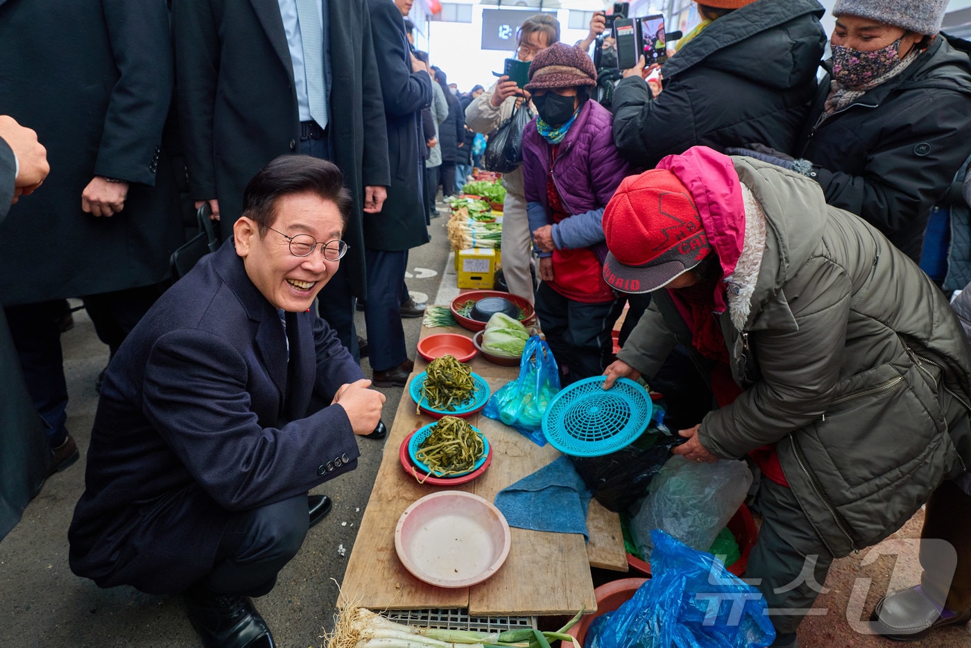 이재명 대통령이 23일 울산 울주군 남창옹기종기시장을 찾아 상인과 대화를 나누고 있다. (청와대 제공. 재판매 및 DB 금지) 2026.1.23/뉴스1 ⓒ News1 이재명 기자