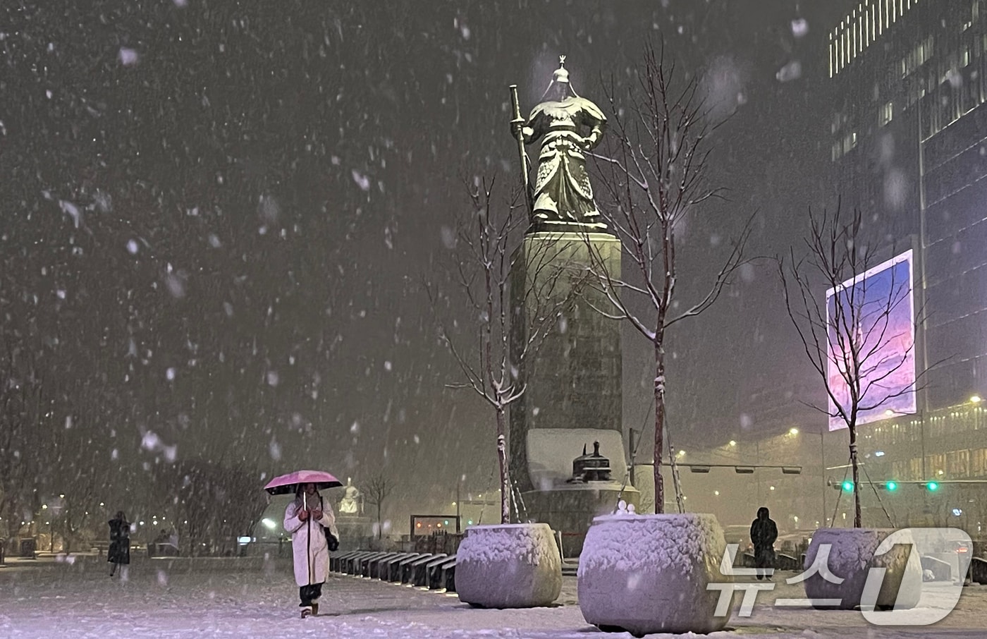 한파가 이어진 23일 밤 서울 종로구 광화문 광장에 폭설이 내리고 있다. 2026.1.23/뉴스1 ⓒ News1 오대일 기자