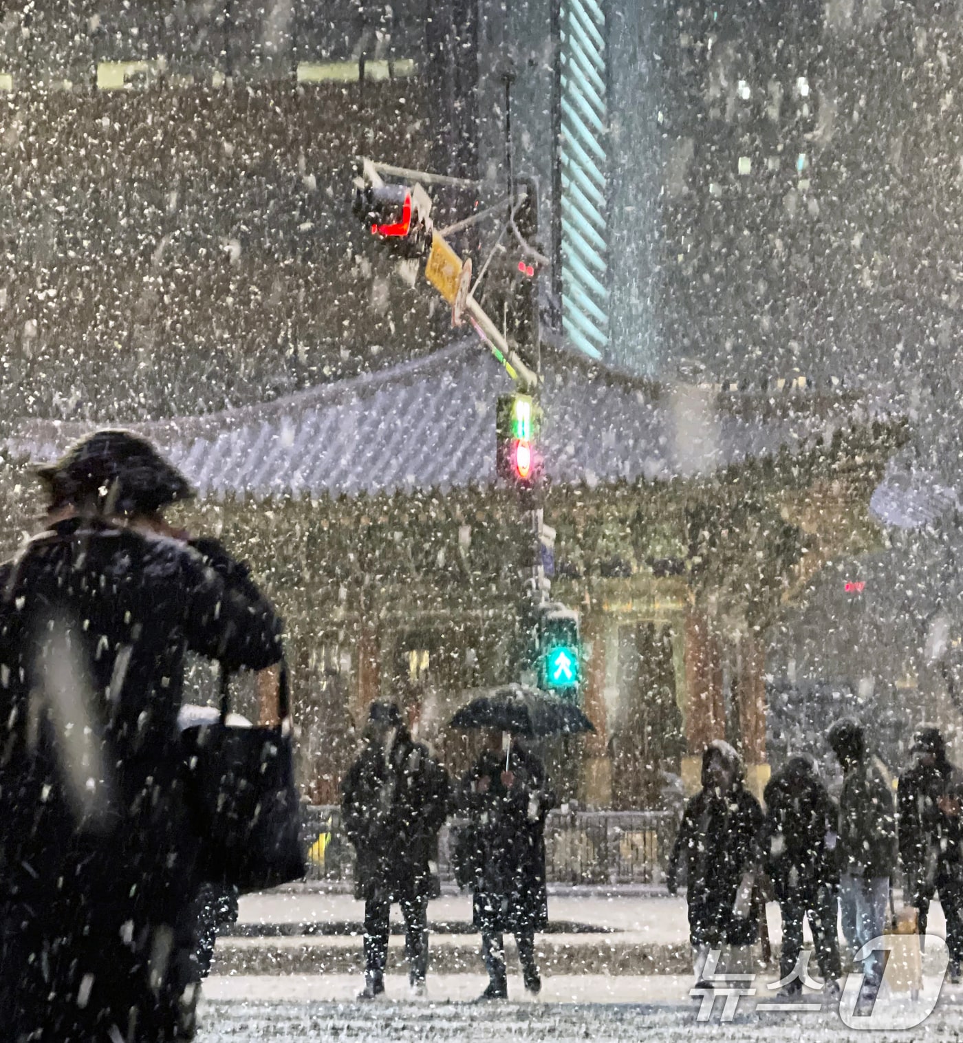 한파가 이어진 23일 밤 서울 종로구 광화문 네거리에 폭설이 내리고 있다. 2026.1.23 / ⓒ 뉴스1 오대일 기자