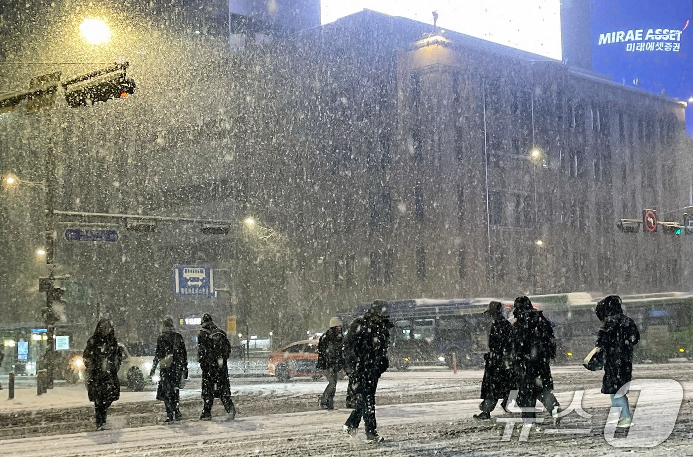 한파가 이어진 23일 밤 서울 종로구 광화문 네거리에 폭설이 내리고 있다. 2026.1.23/뉴스1 ⓒ News1 오대일 기자
