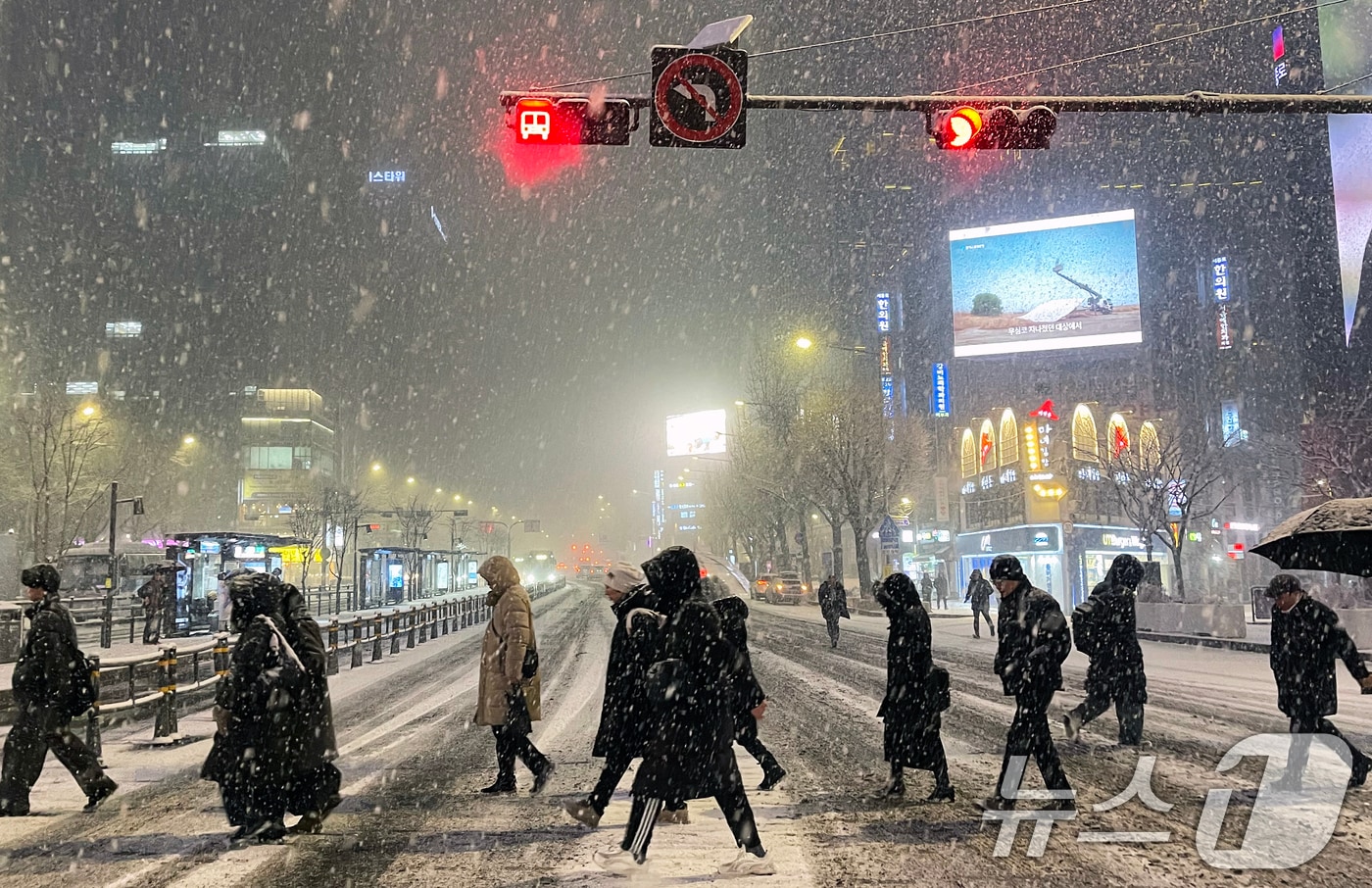 한파가 이어진 23일 밤 서울 종로구 광화문 네거리에 폭설이 내리고 있다. 2026.1.23/뉴스1 ⓒ News1 오대일 기자