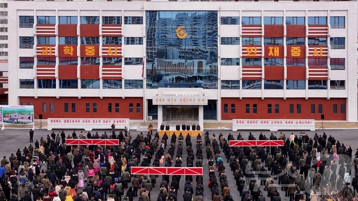 (평양 노동신문=뉴스1) = 북한 노동당 기관지 노동신문은 24일 농기계연구소 준공식이 지난 23일 진행됐다고 보도했다. 리철만 내각부총리 겸 농업위원회위원장, 관계 부문, 연관 단위 일꾼(간부)들, 근로자들, 연구소의 종업원들이 참가했다. [국내에서만 사용가능. 재배포 금지. DB 금지. For Use Only in the Republic of Korea. Redistribution Prohibited] rodongphoto@news1.kr