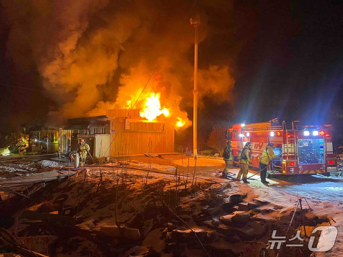 지난 23일 오후 7시 1분쯤 강원 춘천시 동내면 한 기도원에서 불이 나 80대 남성이 다치는 등 인명·재산 피해가 발생했다. (강원도소방본부 제공. 재판매 및 DB금지) 2026.1.24/뉴스1