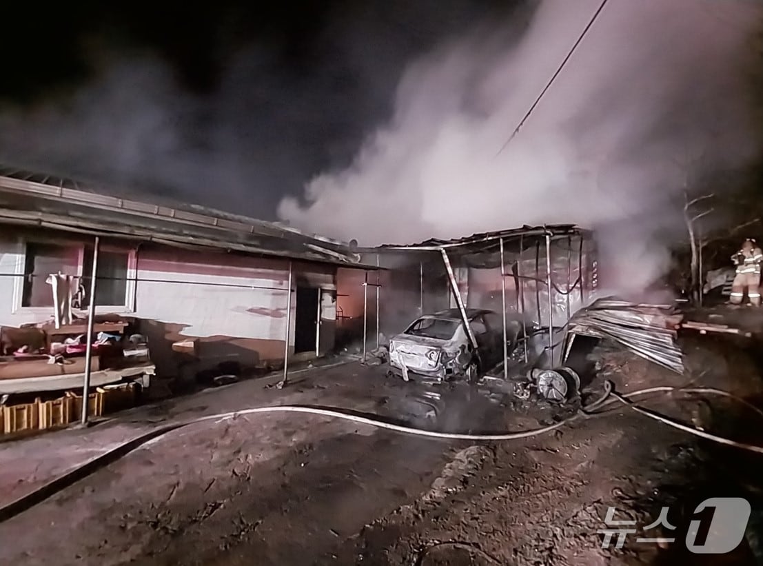 23일 오후 11시25분쯤 경북 청송군 현서면의 한 주택에서 불이 나 집 등이 전소됐다. (경북소방본부 제공. 재판매 및 DB금지)