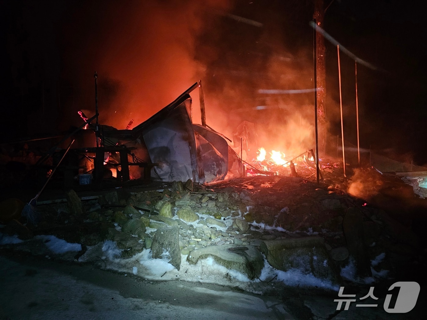 단양군 영춘면 한 주택에서 발생한 불.(단양소방서 제공. 재판매 및 DB금지)/뉴스1