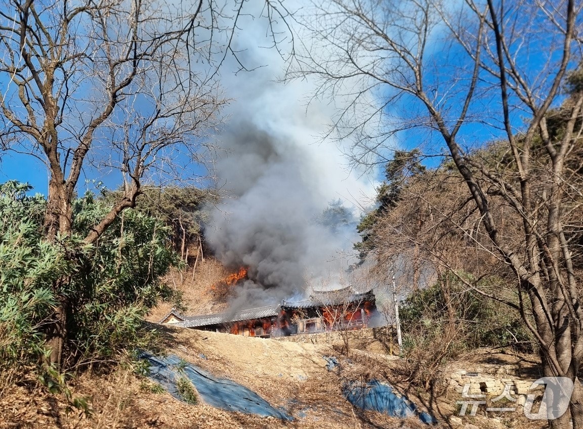 24일 오전 10시25분쯤 경북 영주시 풍기읍에 있는 한 고택에서 불이 나 인근 야산으로 확대돼 산림 당국이 진화 중이다.(산림청 제공. 재판매 및 DB금지)