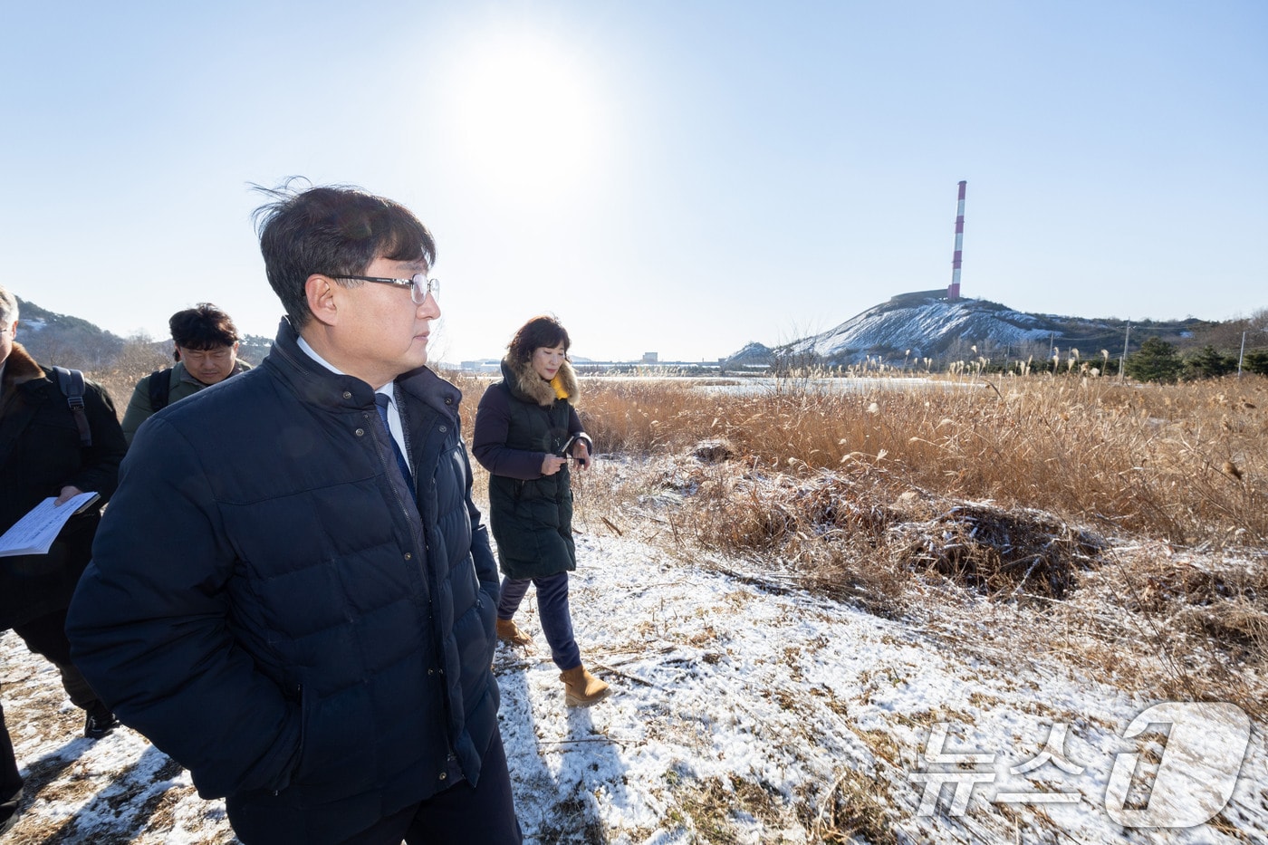 김성환 기후에너지환경부장관이 충남 서천군 장항 국가습지 복원사업지 현장을 방문해 상태를 점검하고 있다. (기후에너지환경부 제공, 재판매 및 DB 금지) 2026.1.24 ⓒ 뉴스1