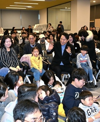 오세훈 서울시장이 24일 강동중앙도서관에서 열린 '서울패밀리데이' 행사 참석자들과 인사를 나누고 있다.(서울시 제공)