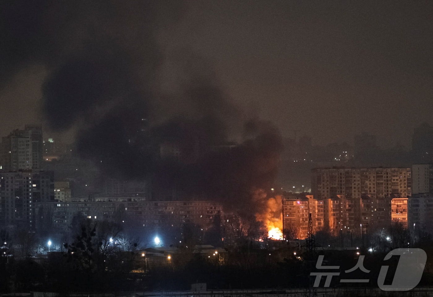 지난달 24일(현지시간) 우크라이나 키이우에서 러시아의 드론과 미사일 공격으로 인해 화재와 연기가 발생하는 모습. 2026.01.24 ⓒ 로이터=뉴스1