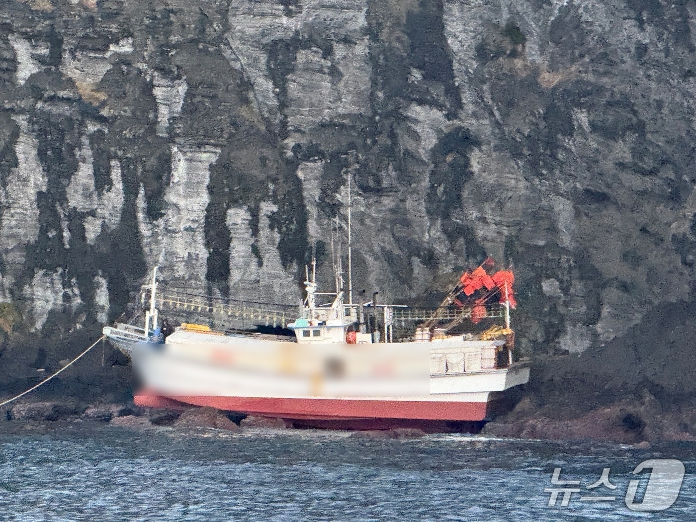 성산일출봉 연안서 좌초된 어선.(제주 서귀포해양경찰서 제공. 재판매 및 DB 금지)/뉴스1 