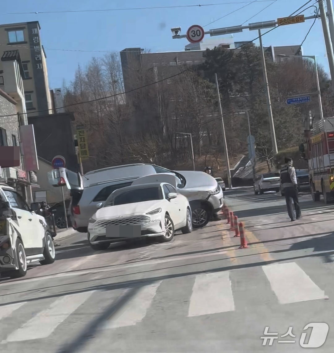 충북대학교 정문 인근 도로 사고 현장 모습.(독자 제공. 재판매 및 DB금지)/뉴스1