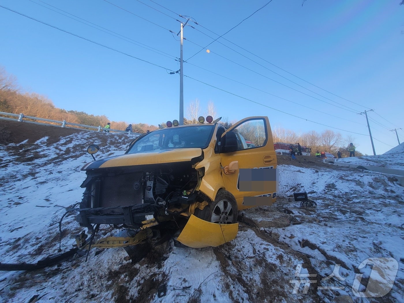 24일 오후 전남 담양 가사문학면에서 학원차량이 도로 옆으로 추락해 8명이 부상을 입었다.(전남소방본부 제공. 재배포 및 DB 금지)