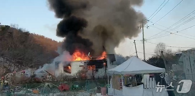 24일 오전 7시 49분쯤 강원 원주시 소초면의 한 목조 주택에서 화목보일러 불티 때문으로 추정되는 화재가 발생한 가운데, 소방 당국이 4시간 만인 오전 11시 49분쯤 진화를 비롯한 안전조치를 완료했다. (강원도소방본부 제공. 재판매 및 DB금지) 2026.1.24/뉴스1