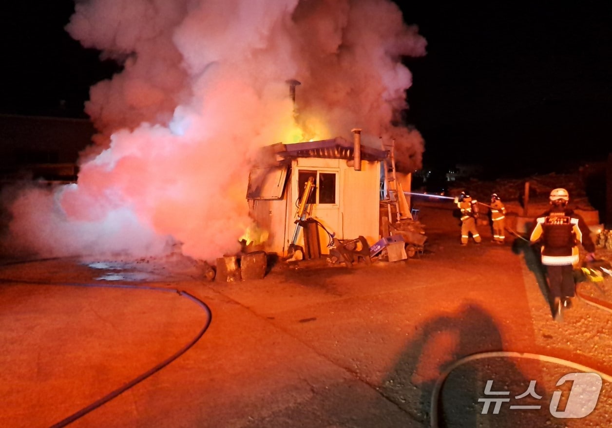 24일 오후 10시 15분쯤 경북 고령군 다산면의 한 단독주택에서 불이나 소방 당국이 진화하고 있다.(경북소방본부 제공. 재판매 및 DB 금지)