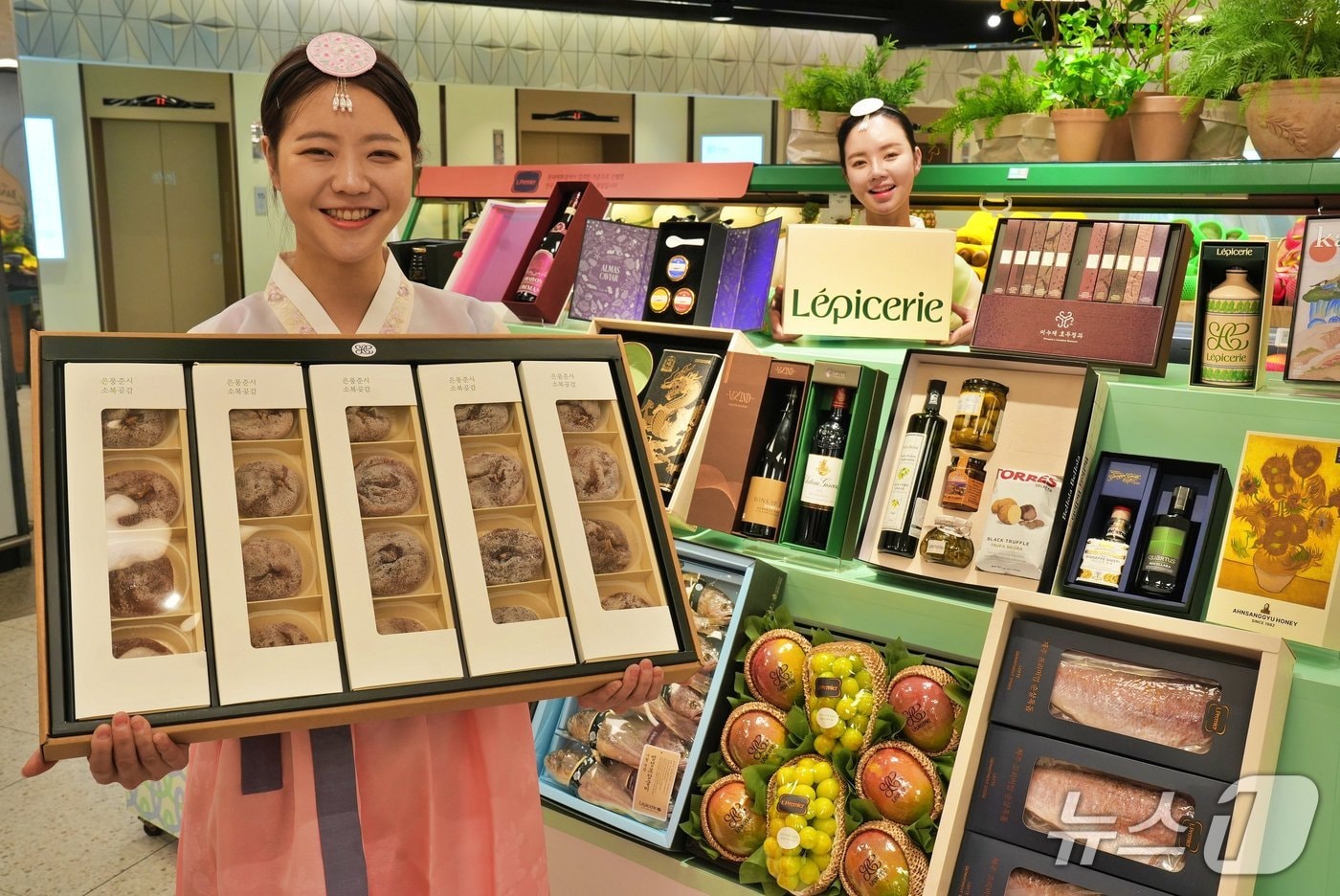 롯데백화점 잠실점 지하1층 식품관에서 모델이 2026 설 선물세트를 홍보하고 있다.(롯데백화점 부산본점 제공. 재판매 및 DB 금지)