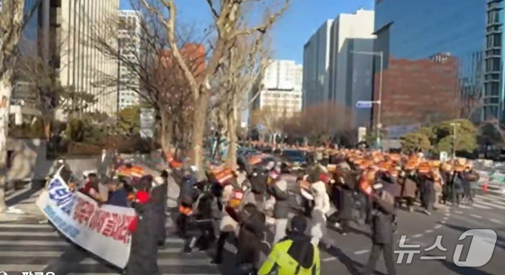 24일 한동훈 전 국민의힘 대표 지지자들이 '제명반대'를 외치며 서울 여의도 국민의힘 당사 앞으로 행진하고 있는 모습. (SNS 갈무리) ⓒ 뉴스1