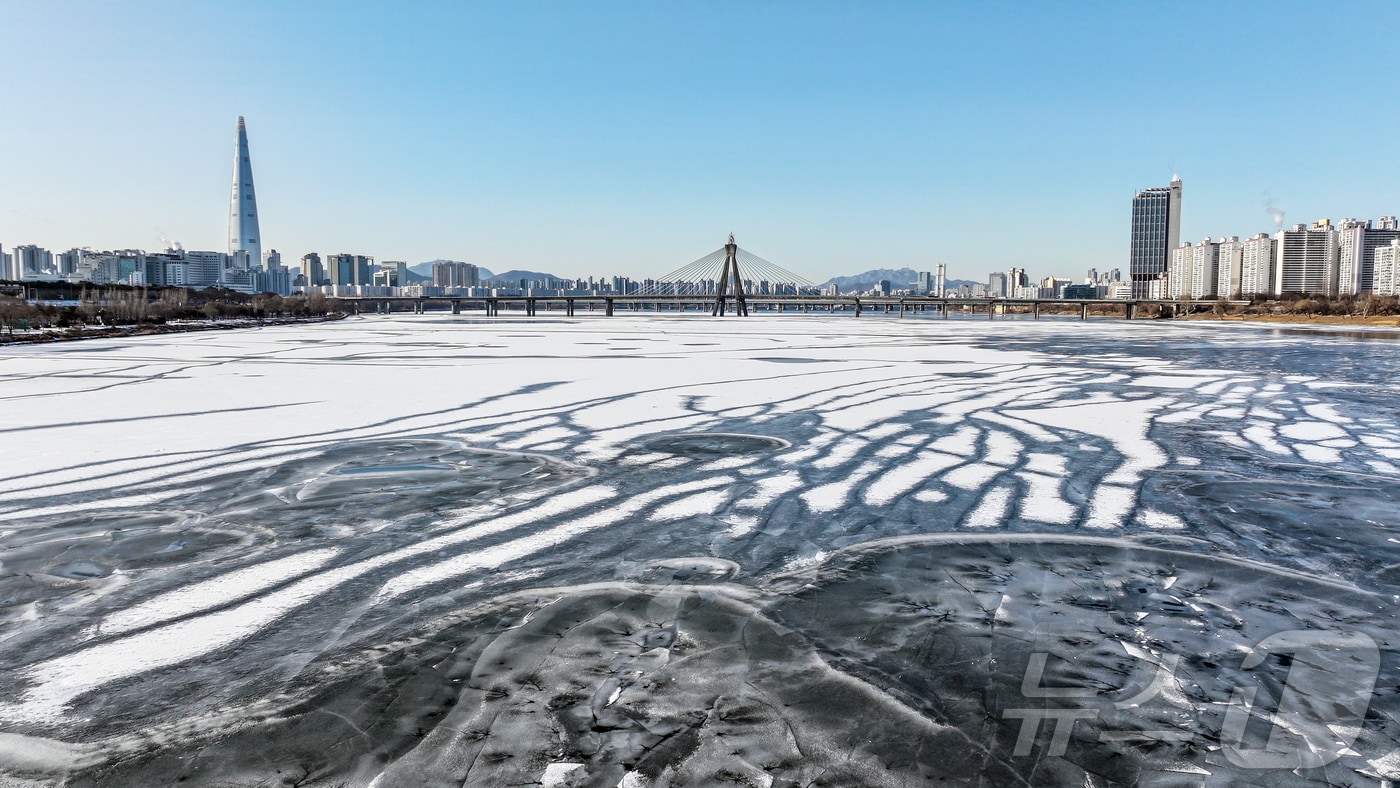6일 경기 19개 시군에 한파주의보가 내려지면서 일부 지역의 아침 최저기온이 –9.8도까지 떨어지는 등 맹추위가 다시 시작됐다.  지난달 25일 서울 한강 광나루한강공원 선착장 인근 강물이 얼어있는 모습. 2026.1.25/뉴스1 ⓒ News1 김진환 기자