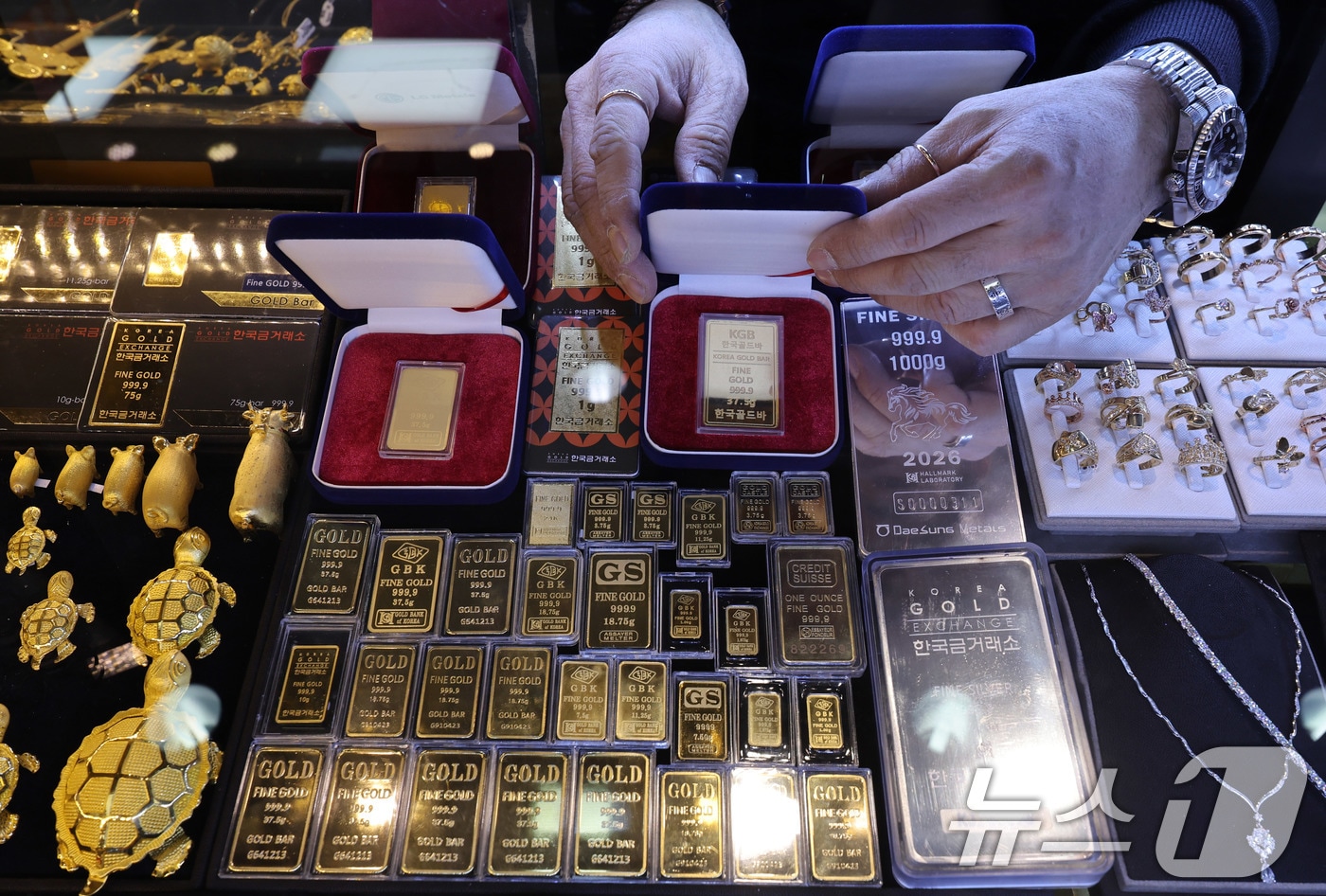 25일 서울의 귀금속 상가에 금과 은 제품이 진열돼 있다. 금값과 은값이 올 들어 폭등세를 이어가는 가운데 은값은 사상 처음으로 온스당 100달러를 돌파했고, 금값도 최고치를 경신하며 온스당 5000달러에 바짝 다가섰다. 2026.1.25/뉴스1 ⓒ News1 박지혜 기자