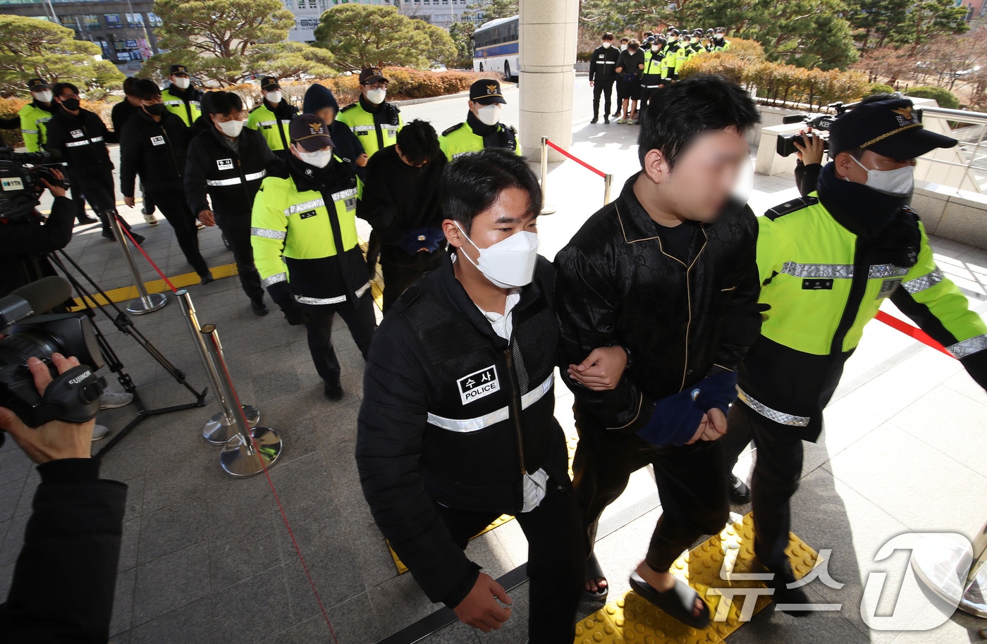 캄보디아에서 대규모 스캠 범죄를 저질러 강제 송환된 한국인 피의자들이 법원에 출석하고 있다.2026.1.25 ⓒ 뉴스1 윤일지 기자