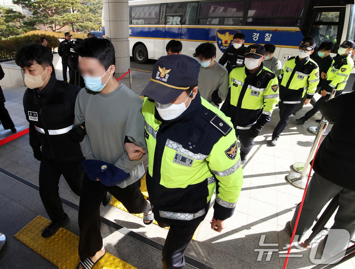 캄보디아에서 대규모 스캠 범죄를 저질러 강제 송환된 한국인 피의자들이 부산 연제구 부산지방법원에 구속 전 피의자 심문(영장실질심사)을 받기 위해 출석하고 있다. 2026.1.25 ⓒ 뉴스1 윤일지 기자