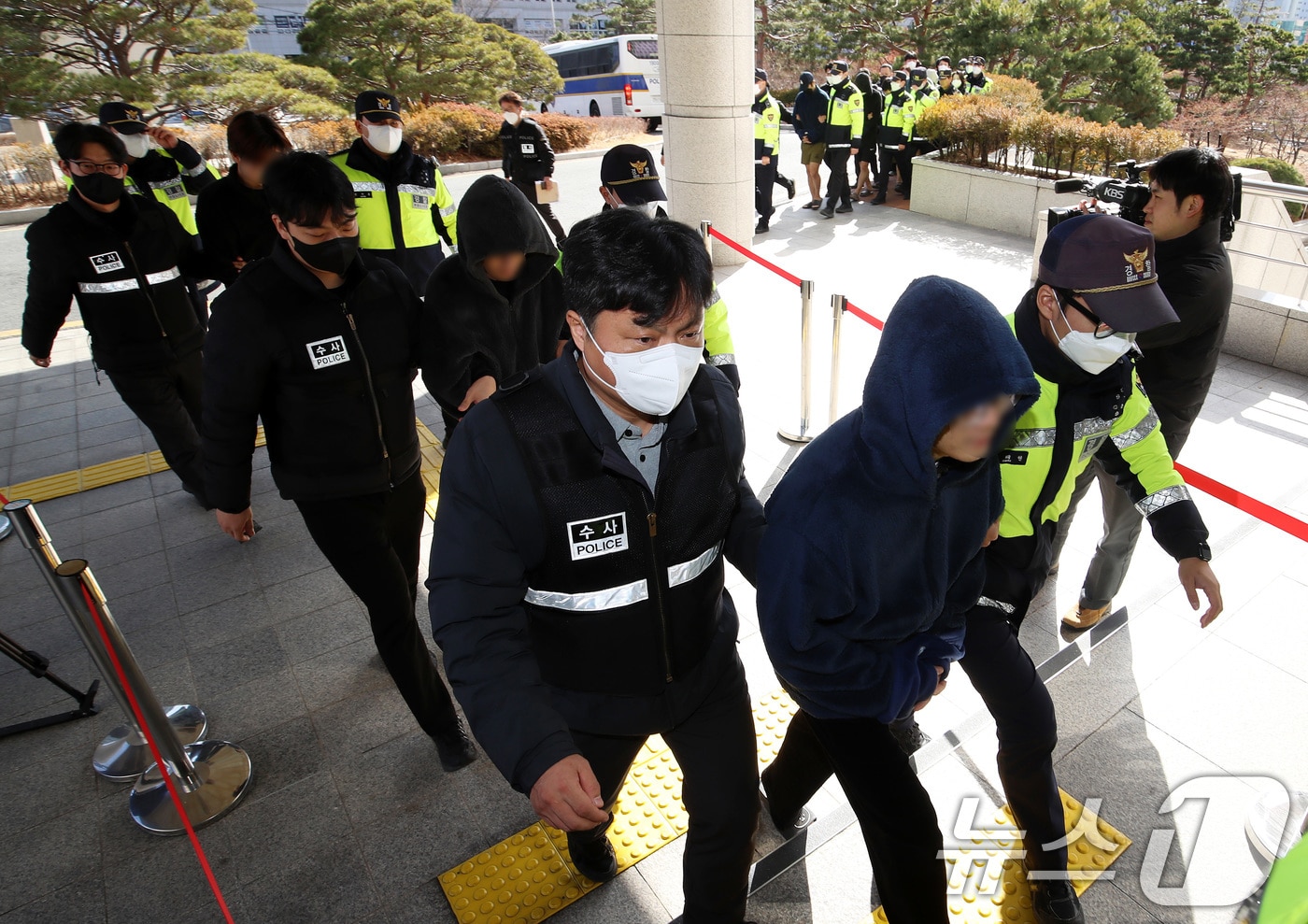 캄보디아에서 대규모 스캠 범죄를 저질러 강제 송환된 한국인 피의자들이 25일 오후 부산 연제구 부산지방법원에 구속 전 피의자 심문(영장실질심사)을 받기 위해 출석하고 있다.· 2026.1.25/뉴스1 ⓒ News1 윤일지 기자