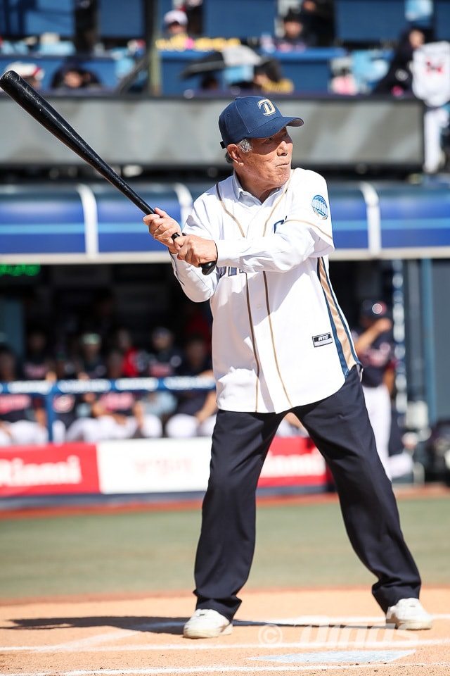 원로 야구인 김성길 선생이 별세했다. 사진은 생전 NC 다이노스의 홈경기에서 시타자로 나섰던 모습. (NC 제공)