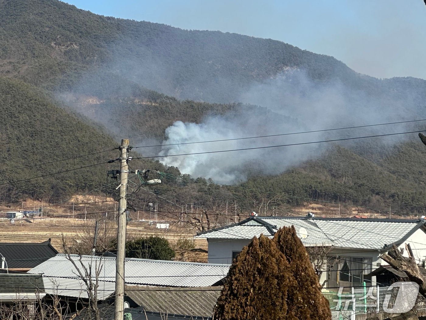 25일 오후 1시33분쯤 경북 경주시 산내면 외칠리 산에서 원인을 알 수 없는 산불이 발생해 산림당국이 진화에 나섰다. (산림청 제공, 재판매 및 DB금지) 2026.1.25/뉴스1 