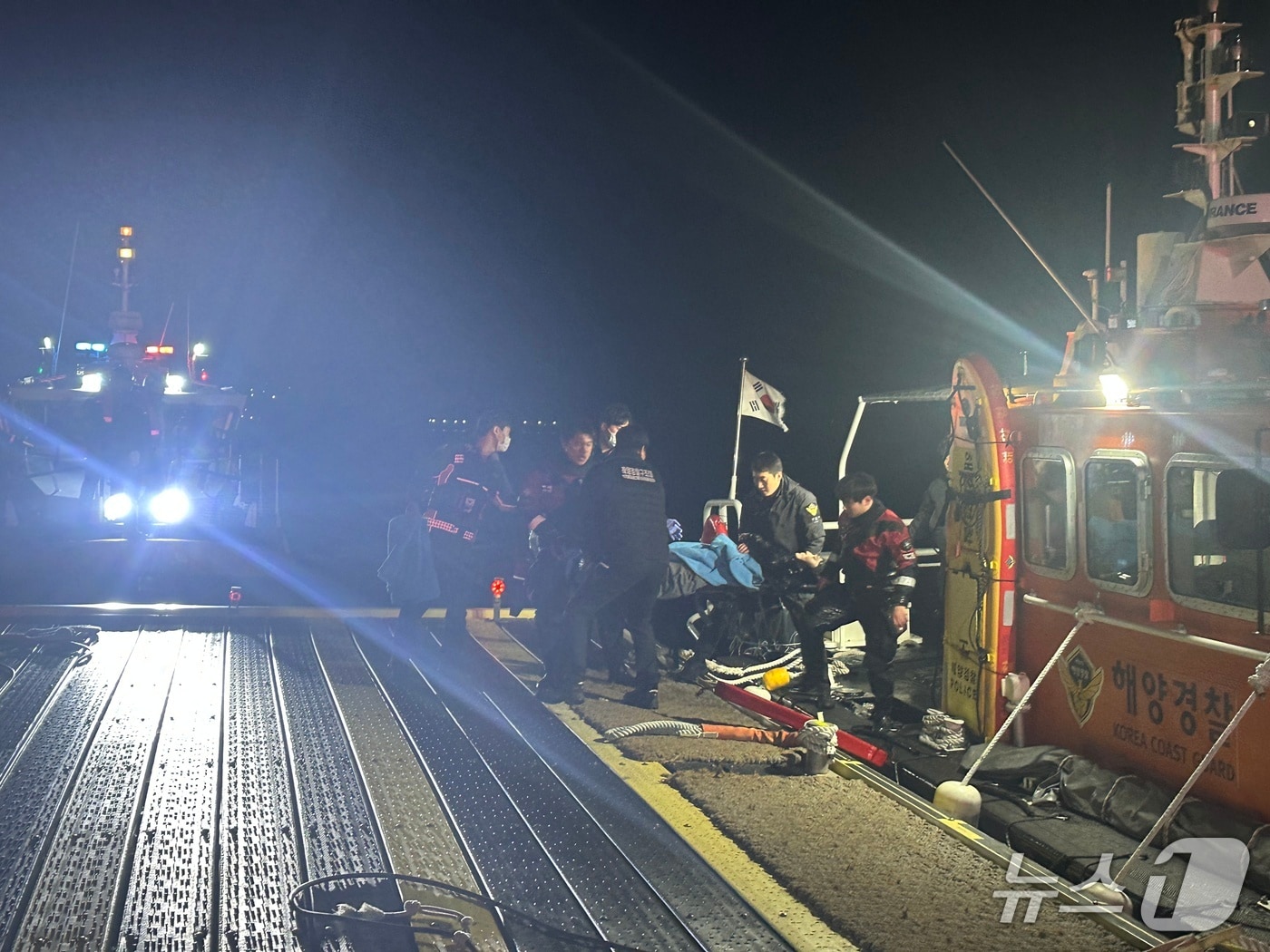 해경이 24일 오후 경남 사천시 남일대 해수욕장에서 구조한 20대를 119 구급대에 인계하고 있다.(사천해경 제공. 재판매 및 DB 금지)