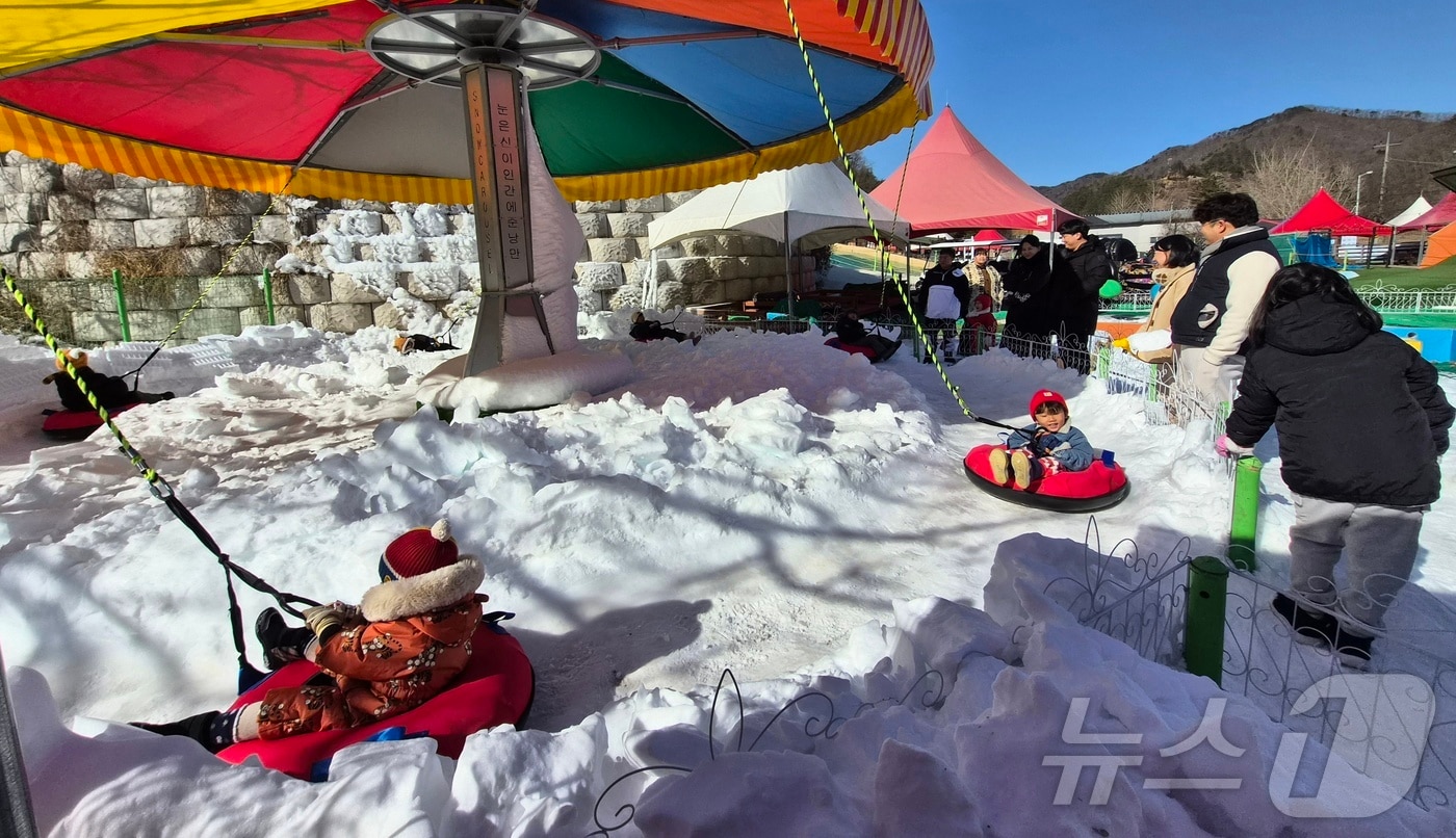 25일 전북 완주군 청정테마힐링센터 눈썰매장에서 어린이들이 회전썰매를 타고 있다. 2026.1.25/뉴스1 ⓒ News1 유경석 기자