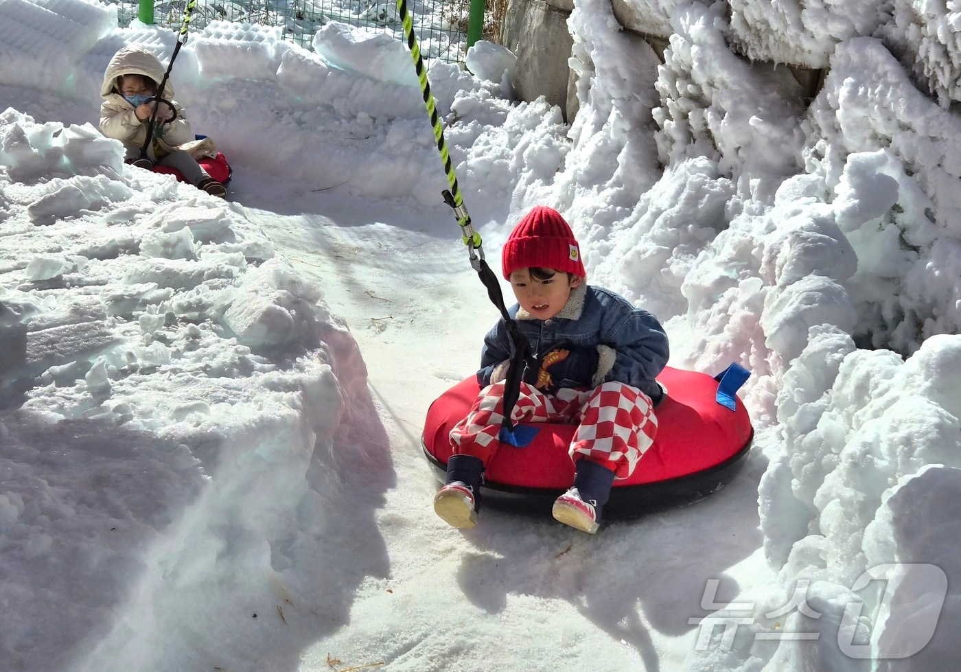 전북 완주군 청정테마힐링센터 눈썰매장에서 어린이들이 회전썰매를 타고 있다. 2026.1.25/뉴스1 ⓒ News1 유경석 기자