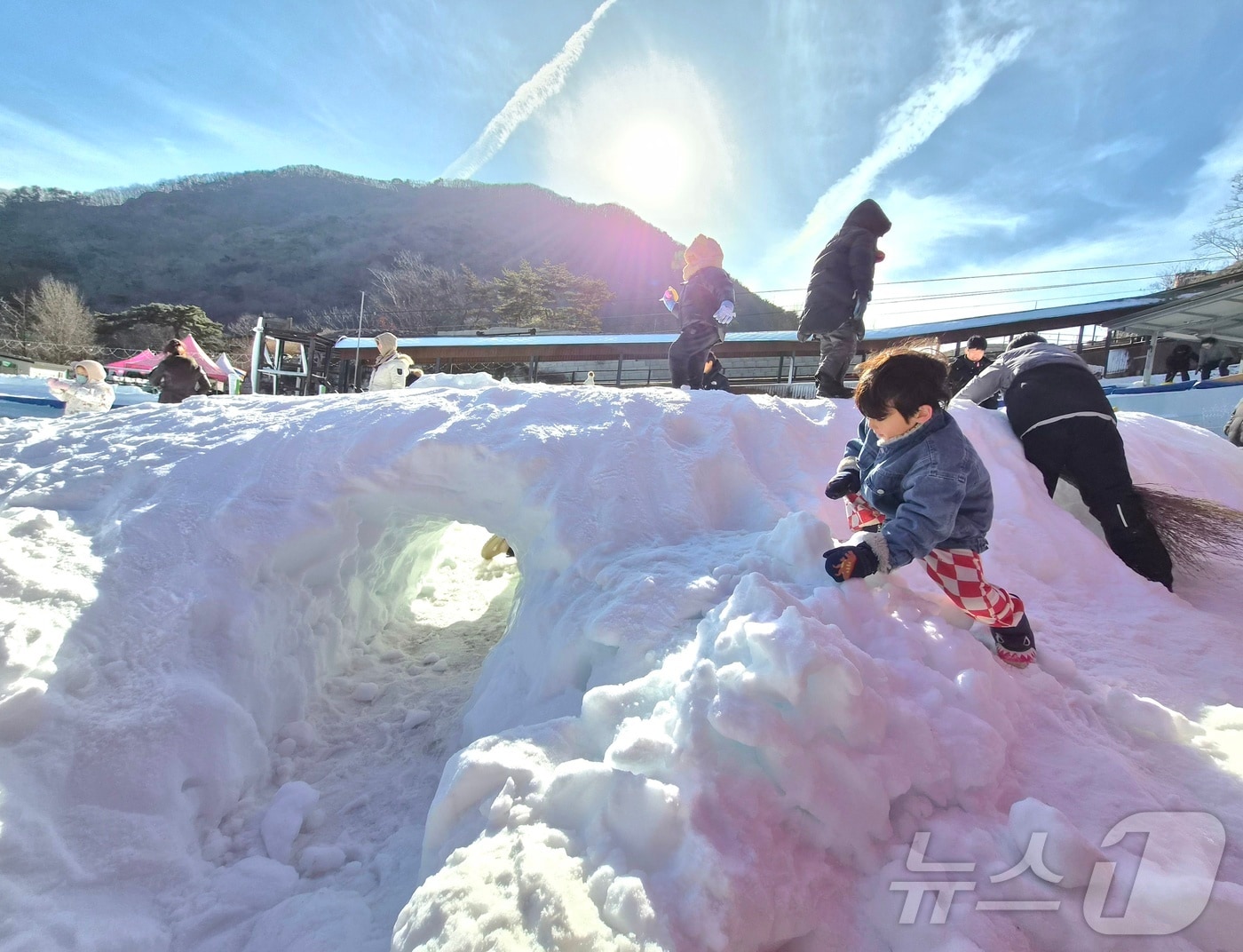 전북 완주군 청정테마힐링센터 눈썰매장을 찾은 어린이들이 눈을 만지며 즐거운 시간을 보내고 있다. ⓒ News1 유경석 기자