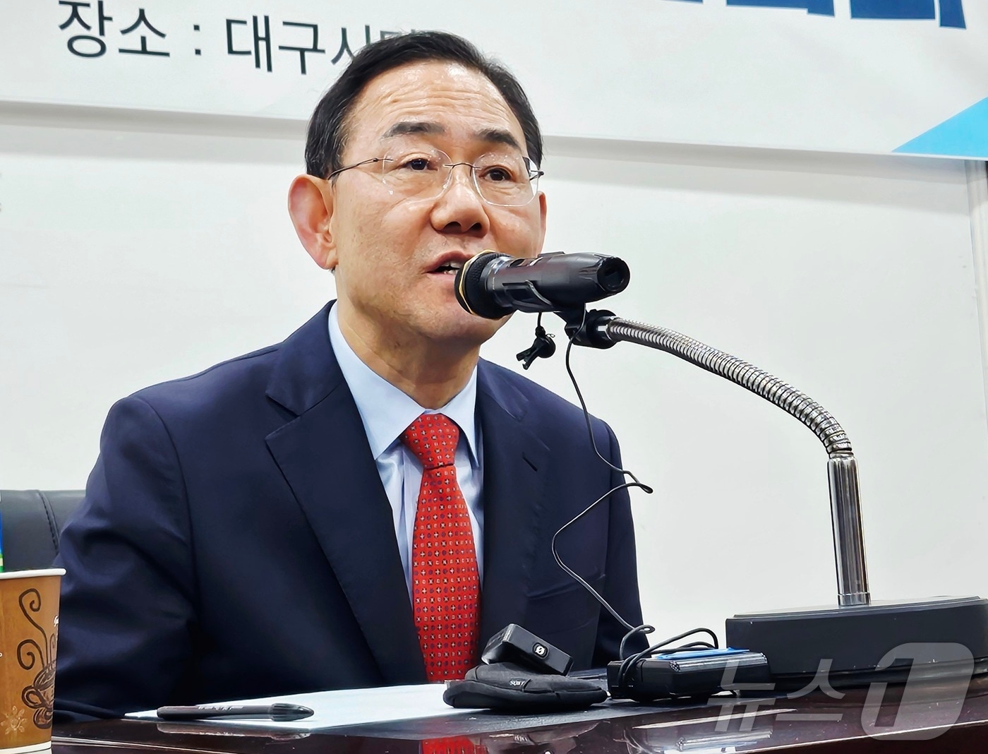 주호영 국회 부의장(60·국민의힘·대구 수성구갑)이 25일 대구 수성구 국민의힘 대구시당에서 기자간담회를 열고, 6·3 지방선거 대구시장 출마와 관련된 입장과 행정통합과 관련된 의견을 밝히고 있다. 2026.1.25/뉴스1 ⓒ News1 남승렬 기자