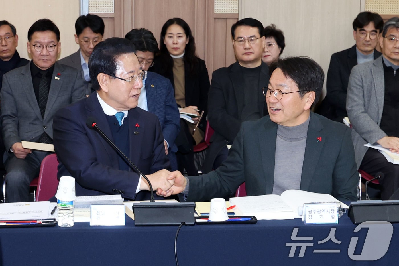 25일 광주 서구 김대중컨벤션센터에서 열린 광주전남 행정통합 특별법 제정을 위한 간담회에서 김영록 전남도지사와 강기정 광주시장이 악수하고 있다. 2026.1.25/뉴스1 ⓒ News1 이승현 기자