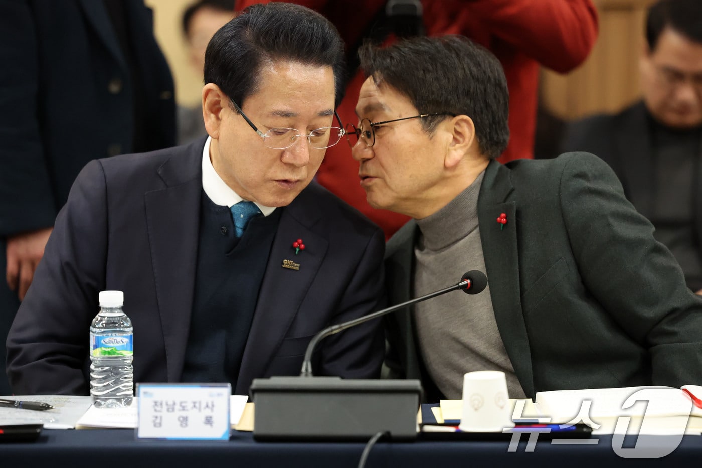 25일 광주 서구 김대중컨벤션센터에서 열린 광주전남 행정통합 특별법 제정을 위한 간담회에서 김영록 전남도지사와 강기정 광주시장이 대화를 나누고 있다. 2026.1.25/뉴스1 ⓒ News1 이승현 기자