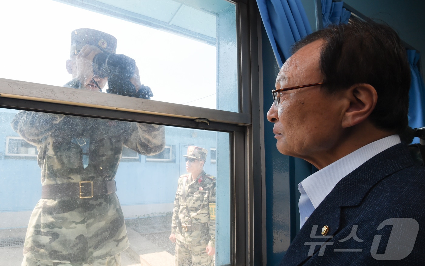 베트남 출장 중 심근경색으로 위중한 상태에 빠졌던 이해찬 민주평화통일자문회의 수석부의장이 25일 베트남 호찌민에서 향년 73세를 일기로 별세했다. 사진은 지난 2019년 5월 31일 더불어민주당 이해찬 대표 등 당 지도부가 4·27 남북공동선언 1주년을 맞아 경기도 파주시 판문점 T2(군사정전위원회 본회의실)를 견학하는 도중 북한군이 내부를 감시하는 모습. 국회사진취재단 2026.1.25/뉴스1