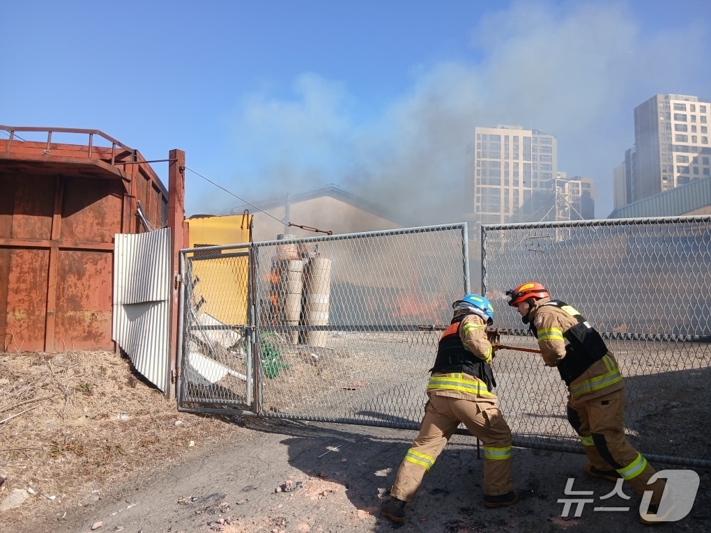 25일 오후 12시 54분쯤 충북 옥천군 옥천읍 마암리의 한 고물상야적장에서 불이 났다. (옥천소방서 제공. 재판매 및 DB금지) /뉴스1 