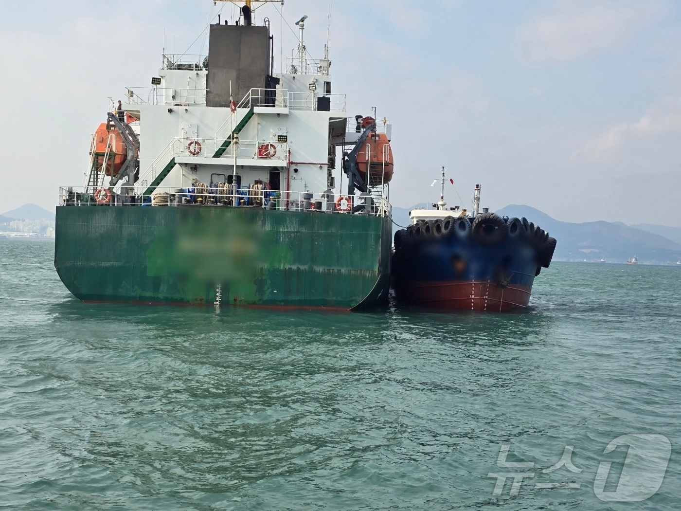 여수해경이 해상 급유 중 기름을 유출한 화물선을 적발하고 있다.(여수해경 제공. 재배포 및 DB 금지)