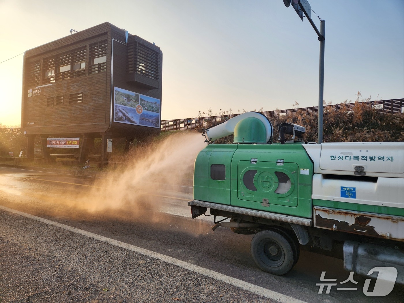 방역차량이 주남저수지 인근 도로에서 고병원성(H5N1) 조류인플루엔자(AI) 추가 확산 방지를 위해 소독약을 살포하고 있다.(경남도 제공. 재판매 및 DB금지)