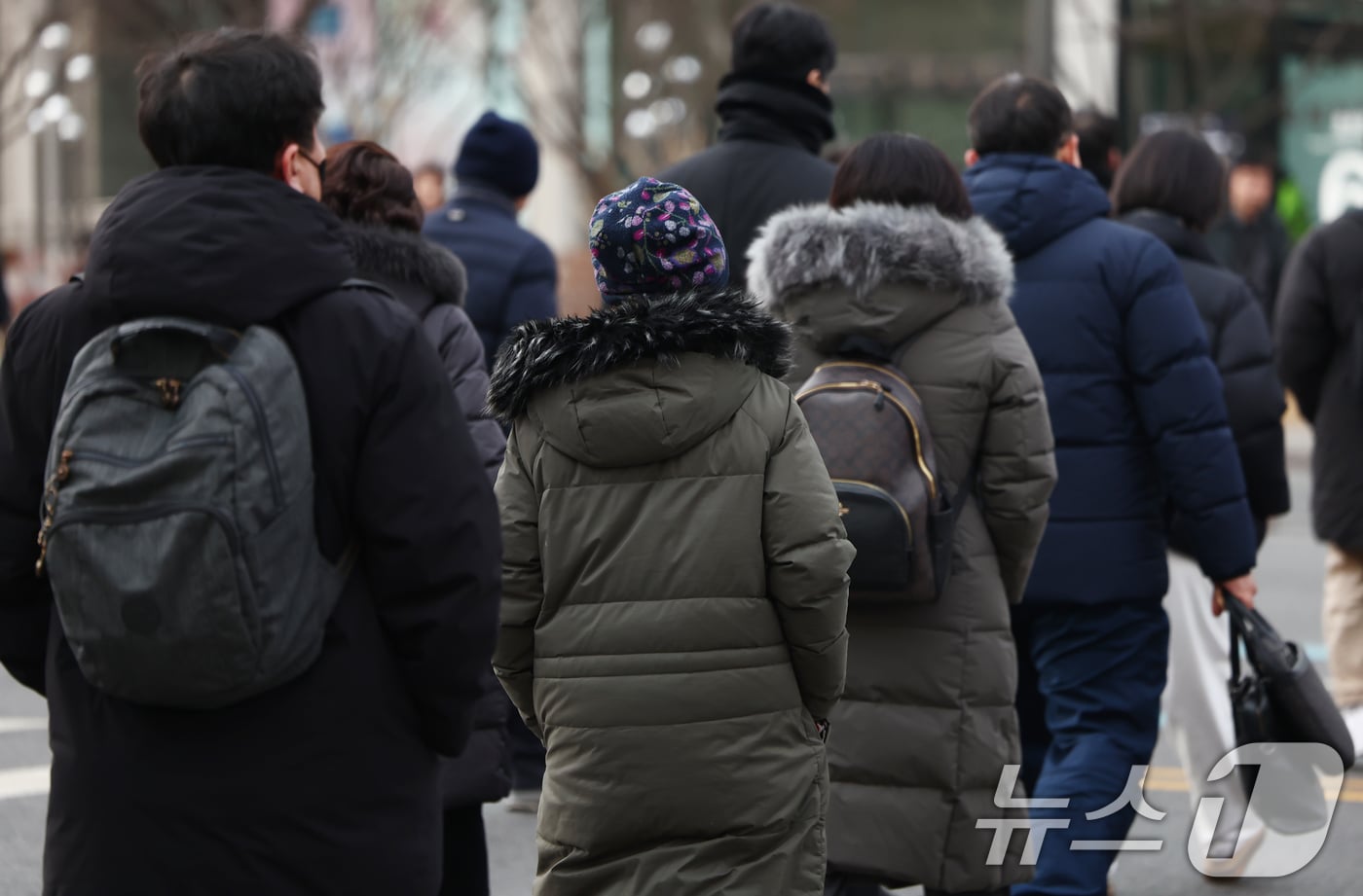 서울 종로구 광화문사거리에서 시민들이 두꺼운 외투를 입고 발걸음을 옮기고 있다. 2026.1.26/뉴스1 ⓒ News1 김민지 기자