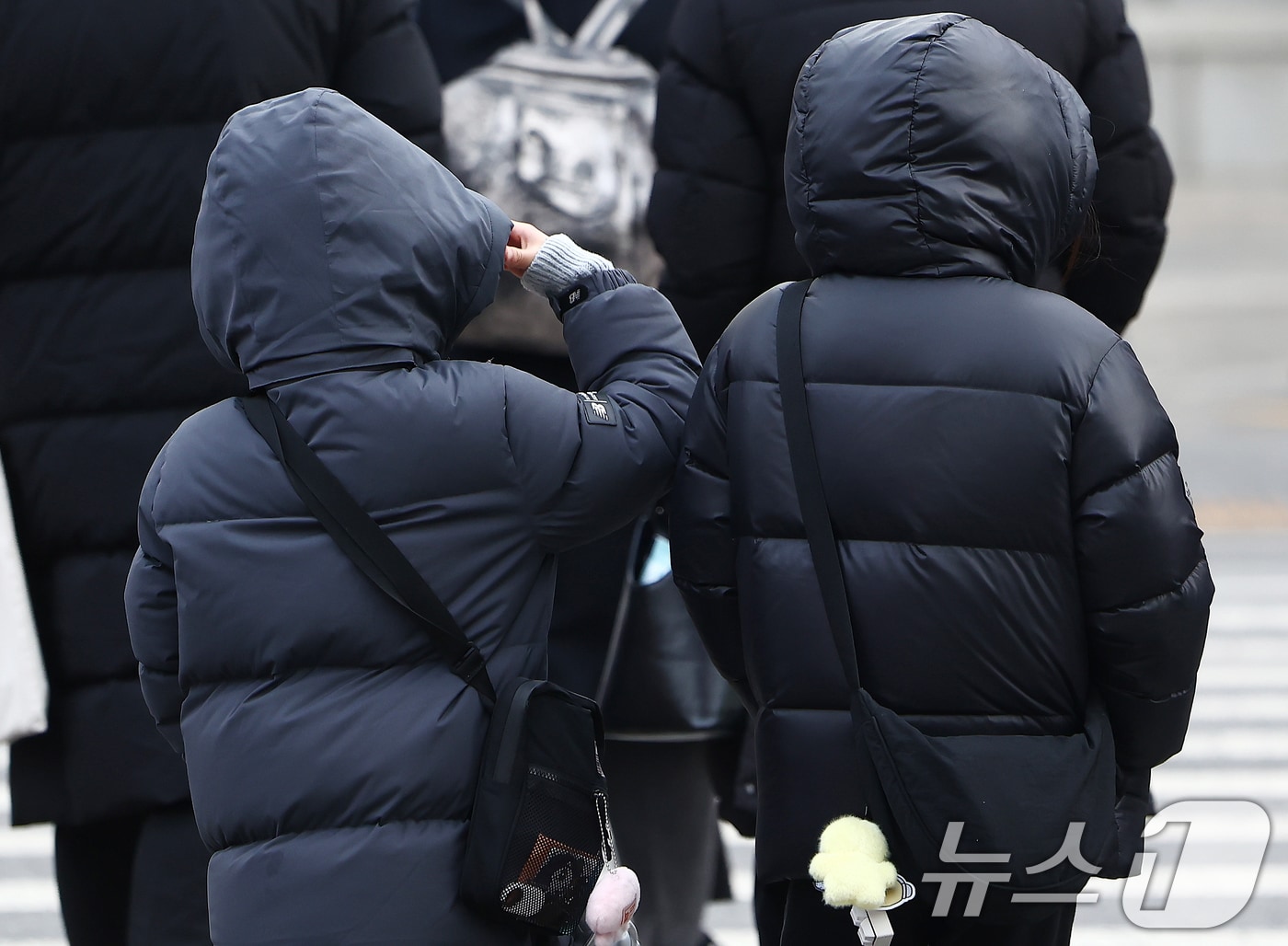 서울 아침 기온이 영하 10도를 밑도는 영하권 추위가 이어진 26일 오전 서울 종로구 광화문사거리에서 두꺼운 외투를 입은 어린이들이 발걸음을 옮기고 있다. 2026.1.26/뉴스1 ⓒ News1 김민지 기자