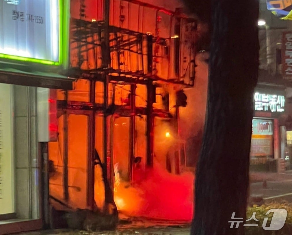 25일 오후 7시16분쯤 대구 수성구 범어동에 있는 한 꽃집에서 불이 나 소방 당국이 10여분 만에 진화했다.(독자 제공. 재판매 및 DB금지)